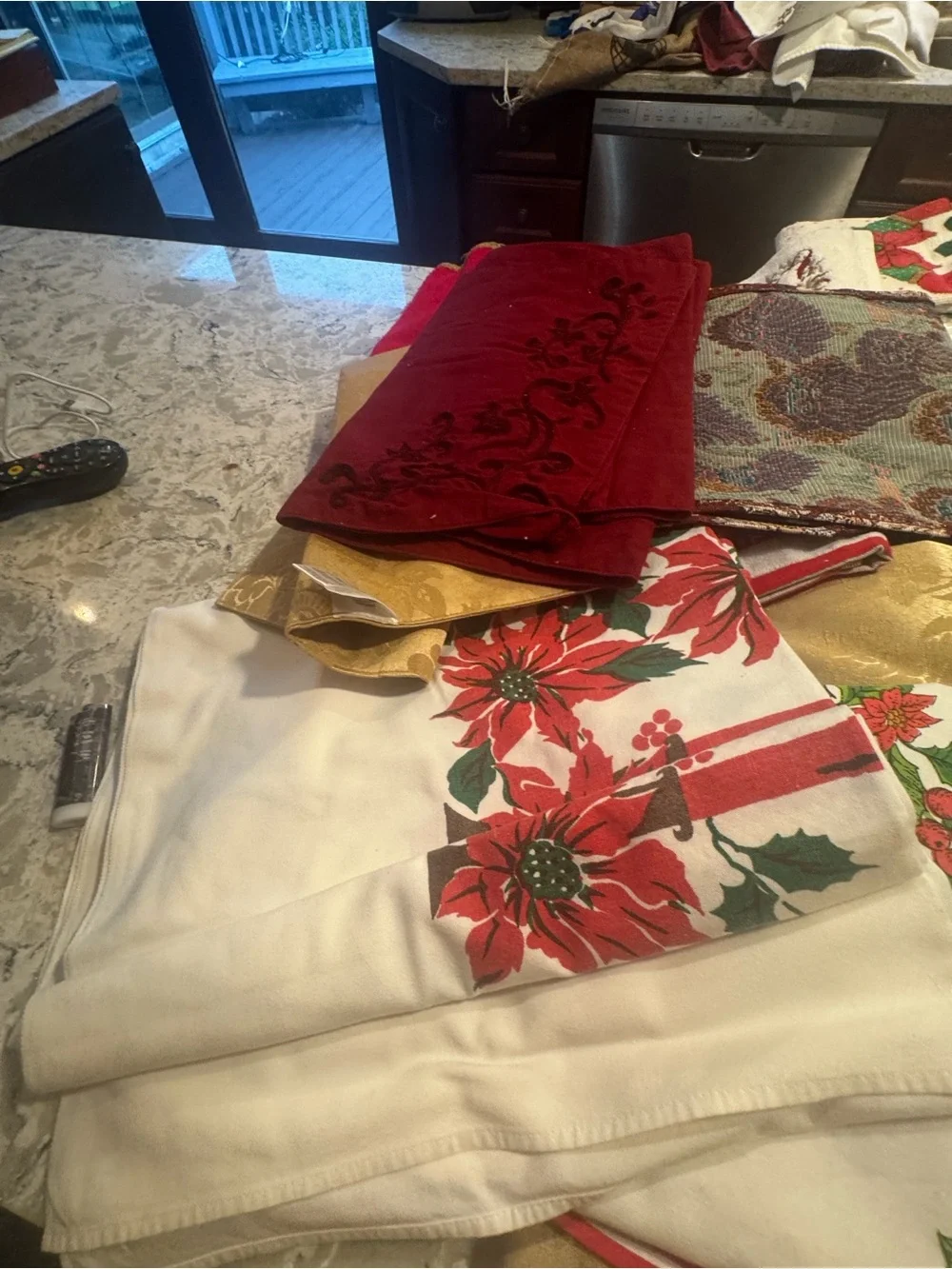 Holiday Kitchen Linen Bundle - Red, Green, Cream, Gold nice Christmas lot a lot